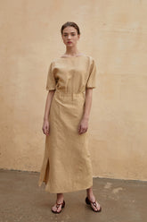 Robe midi minimaliste en lin à manches bouffantes et fente latérale pour une élégance intemporelle par temps chaud